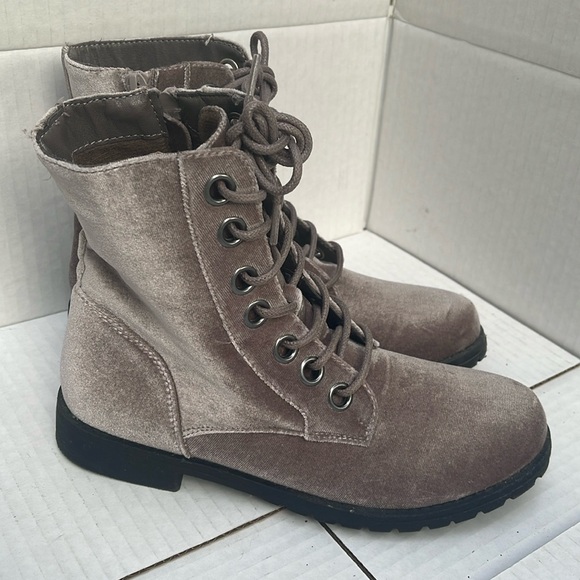 PALACE Boots - Picture 1 of 5